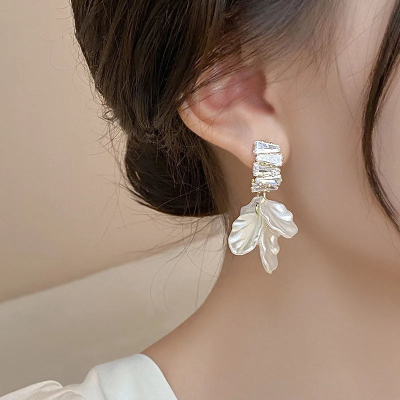 Glossy Earrings White Shell Flower